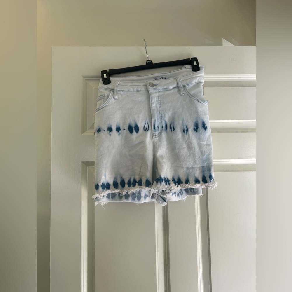 20 W Ava Viv White & Blue Wash Shorts